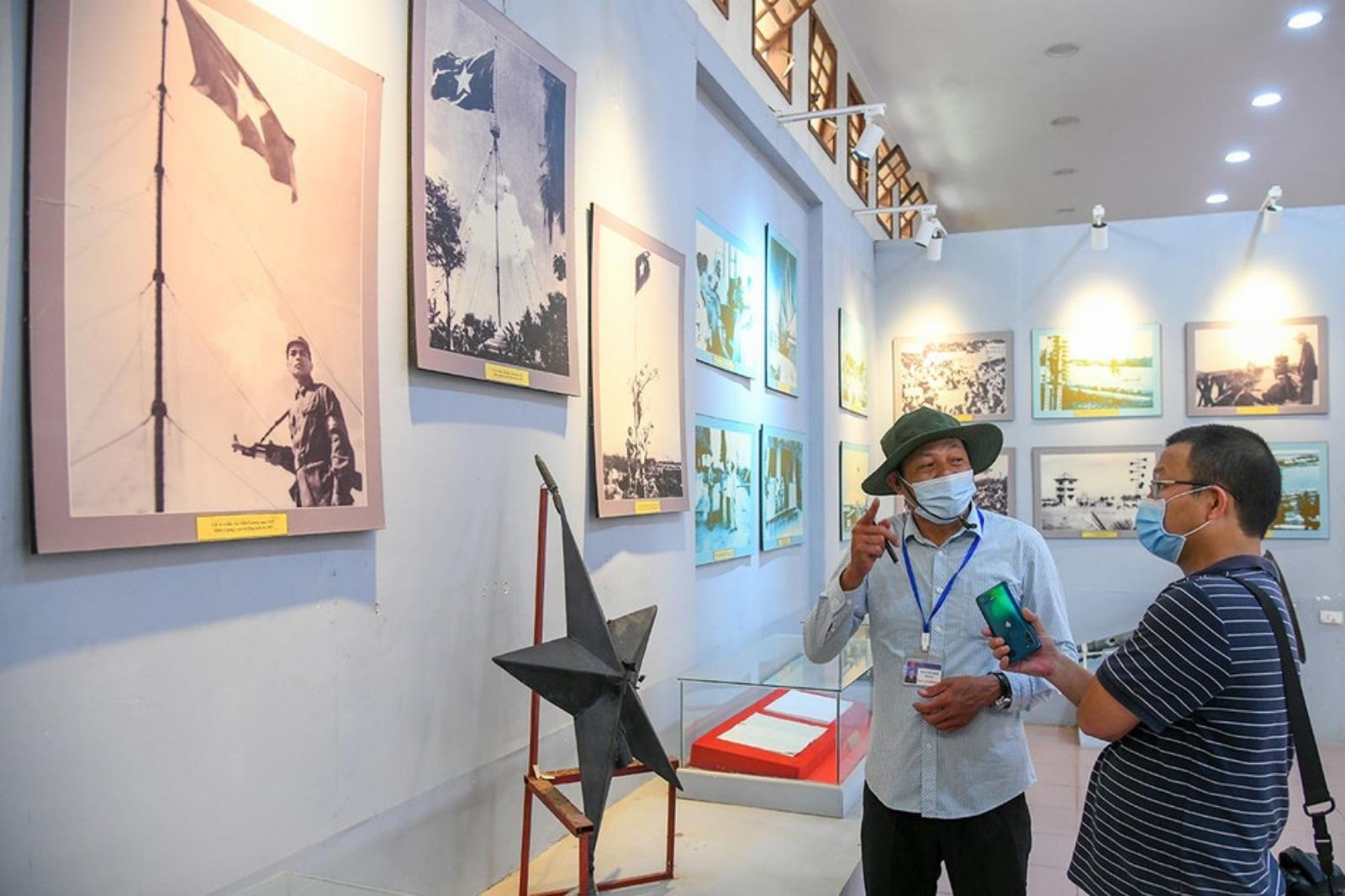 Khách tham quan tại nhà trưng bày 