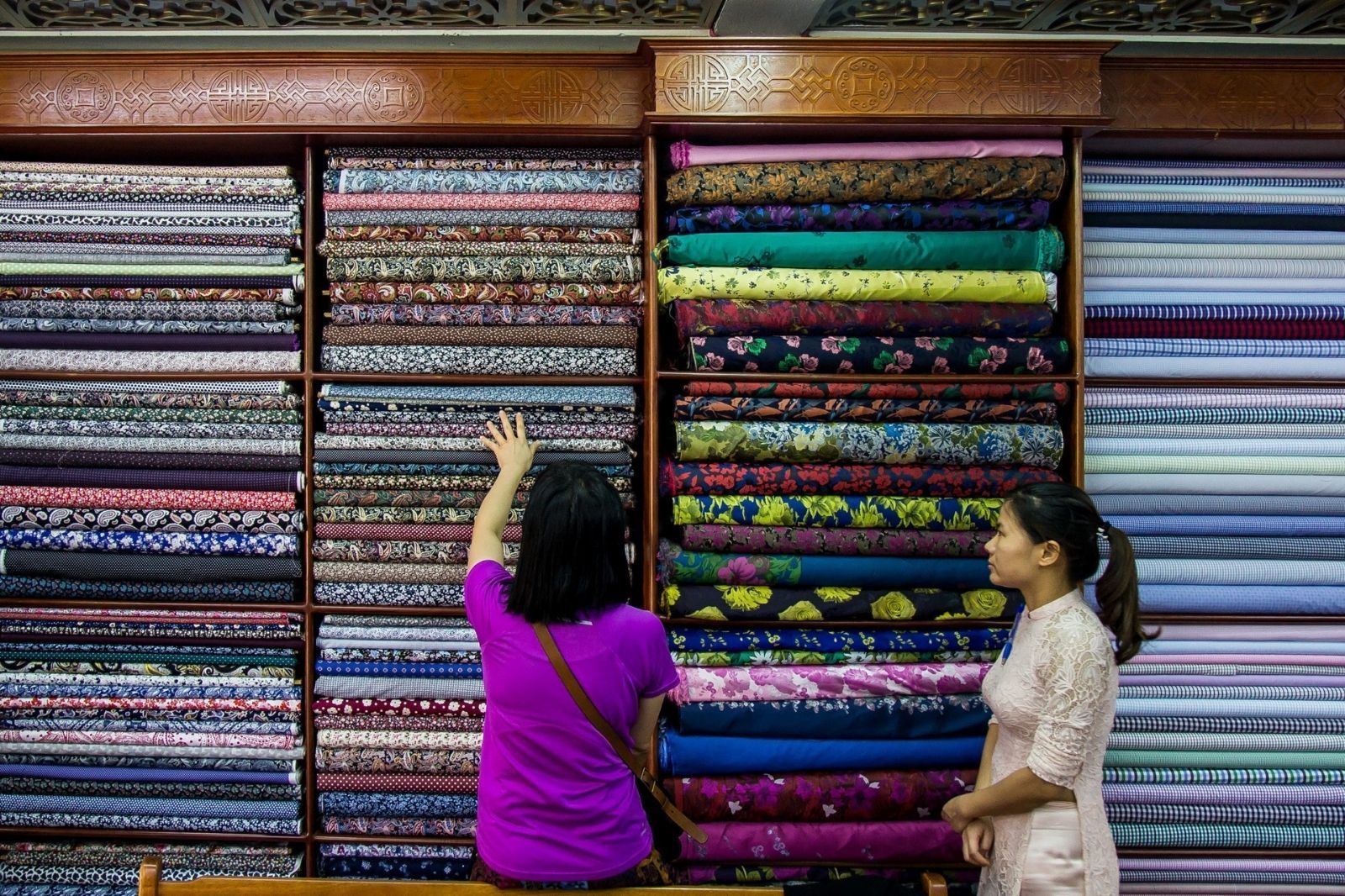 Khách tự lựa chọn vải may theo sở thích  