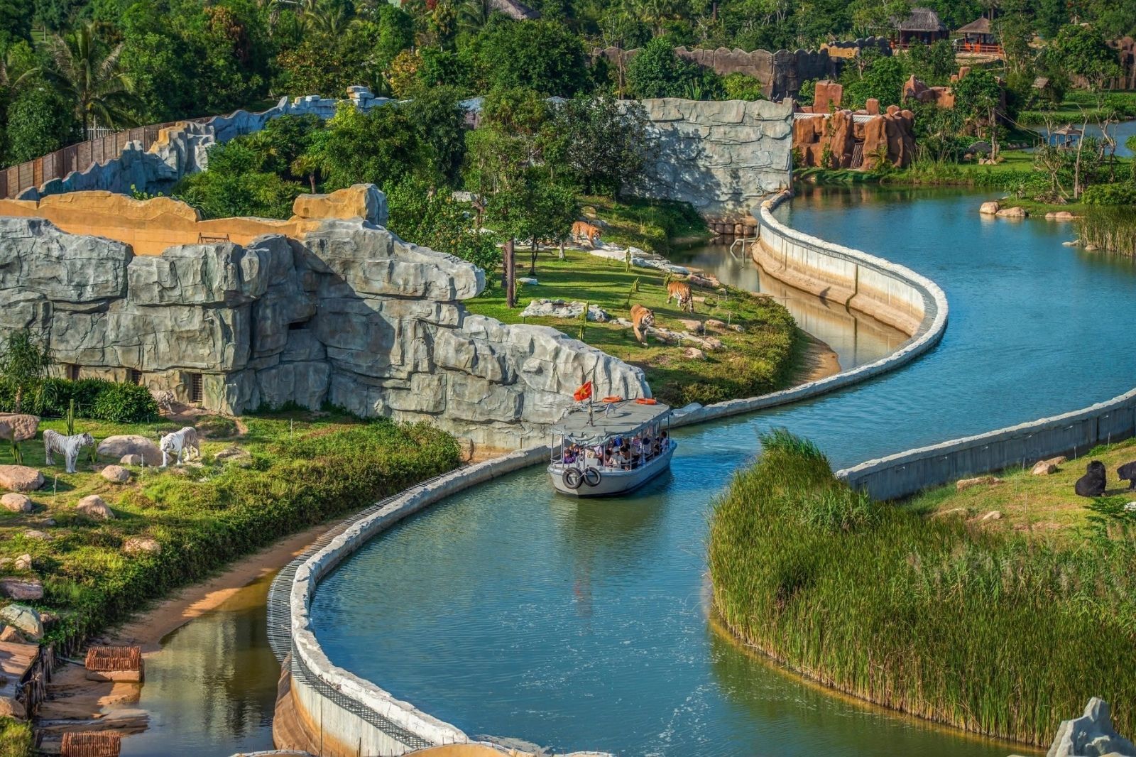 Khám phá khu bảo tồn River Safari bằng thuyền 