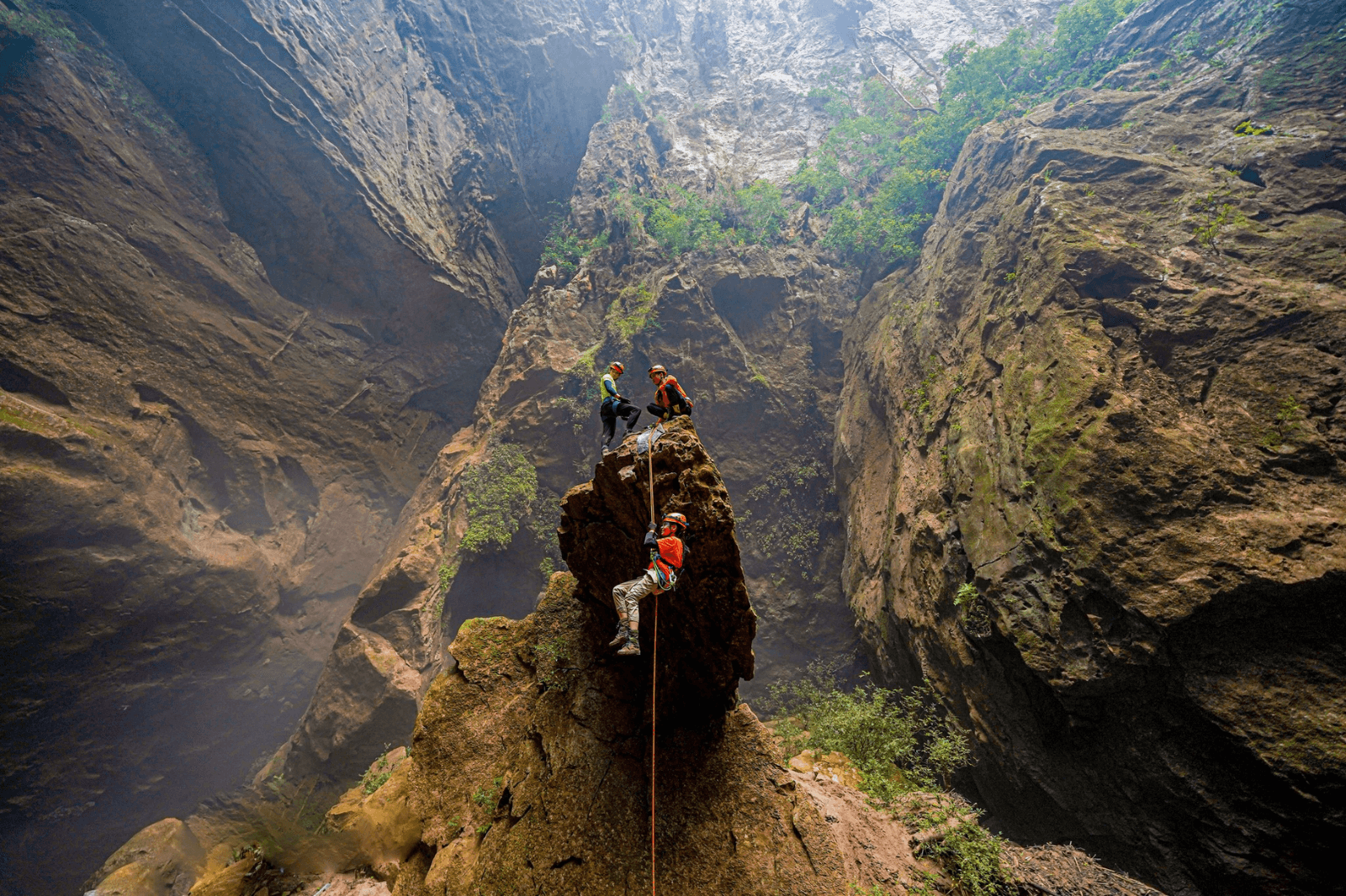 Khám phá hang động