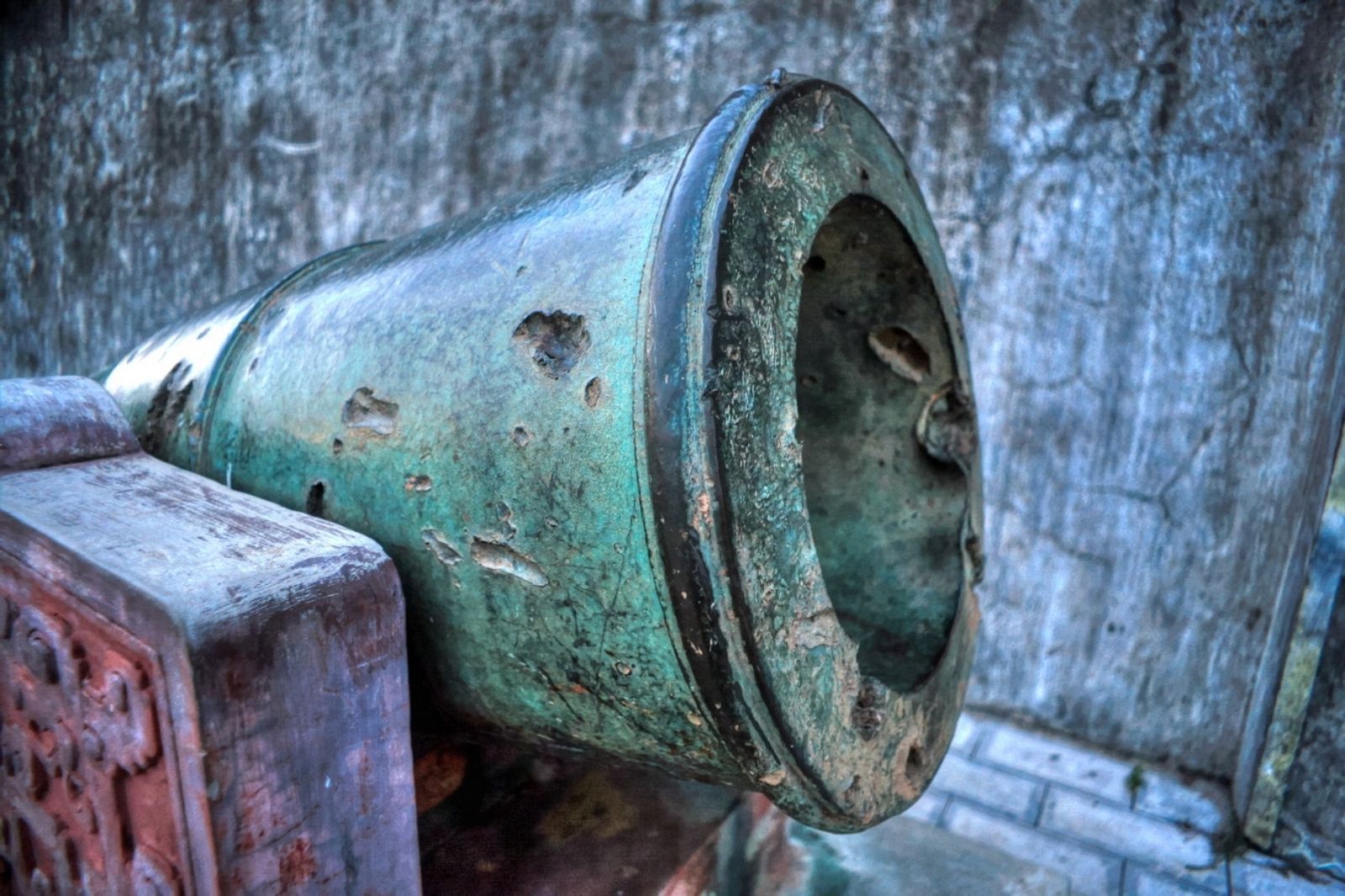 Khẩu súng thần công cổ bên cổng thành