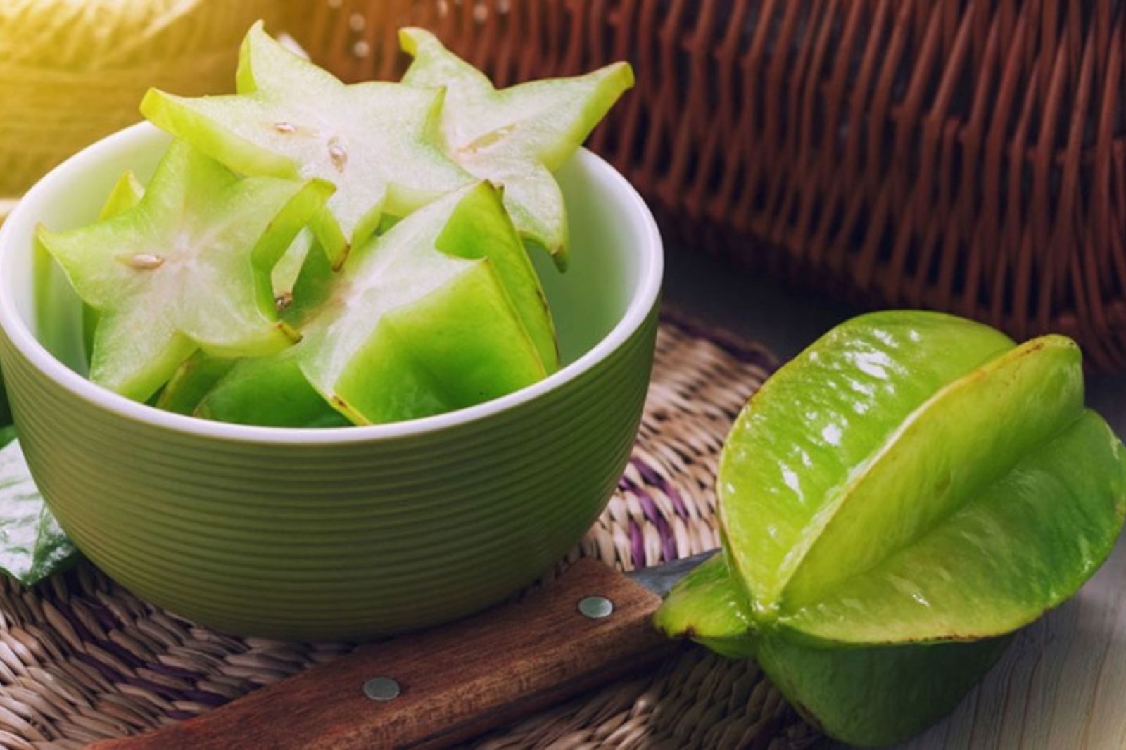 Khế cũng đóng vai trò quan trọng tạo nên sự chua đặc trưng 