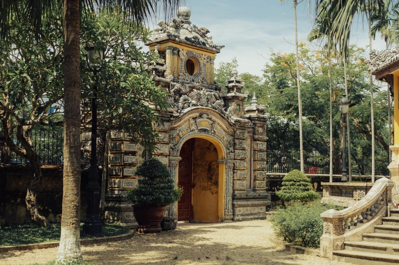 Không chạm vào các hiện vật khi tham quan 