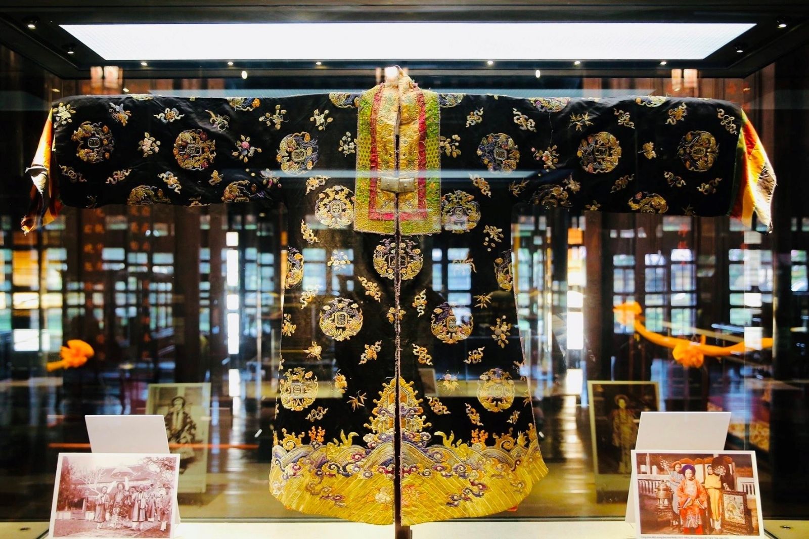 Không chạm vào các hiện vật trưng bày 