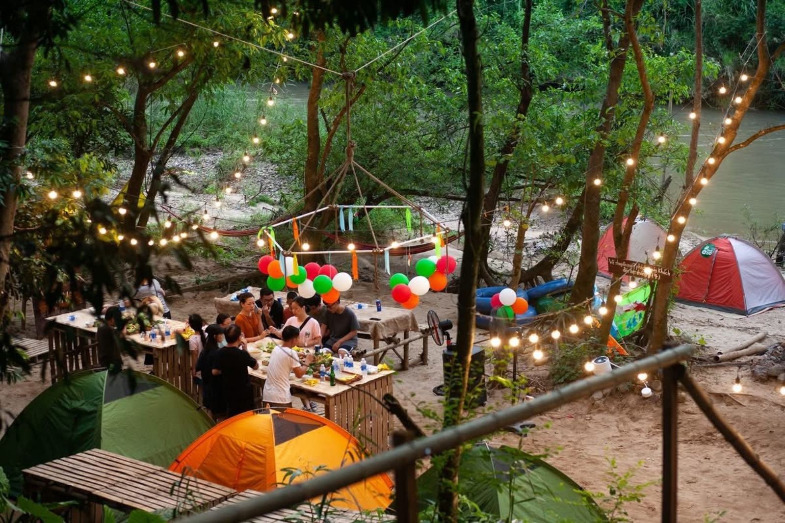Không gian cắm trại tổ chức tiệc ngoài trời 