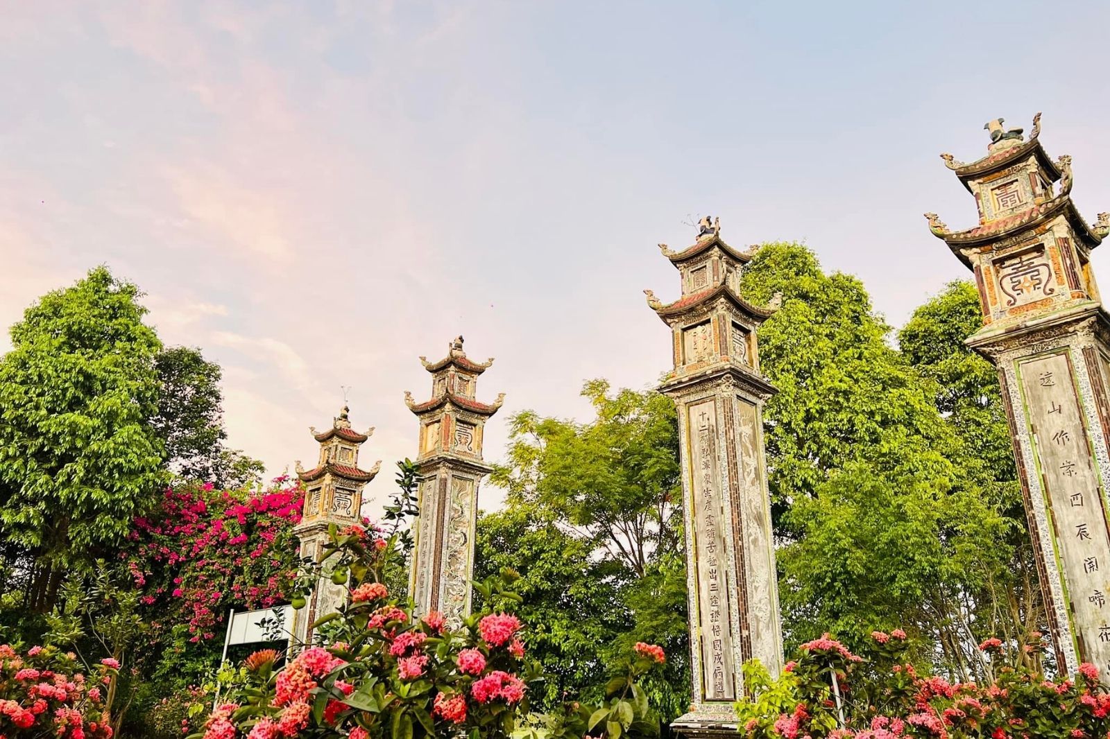 Không gian chùa mộc mạc và bình yên 