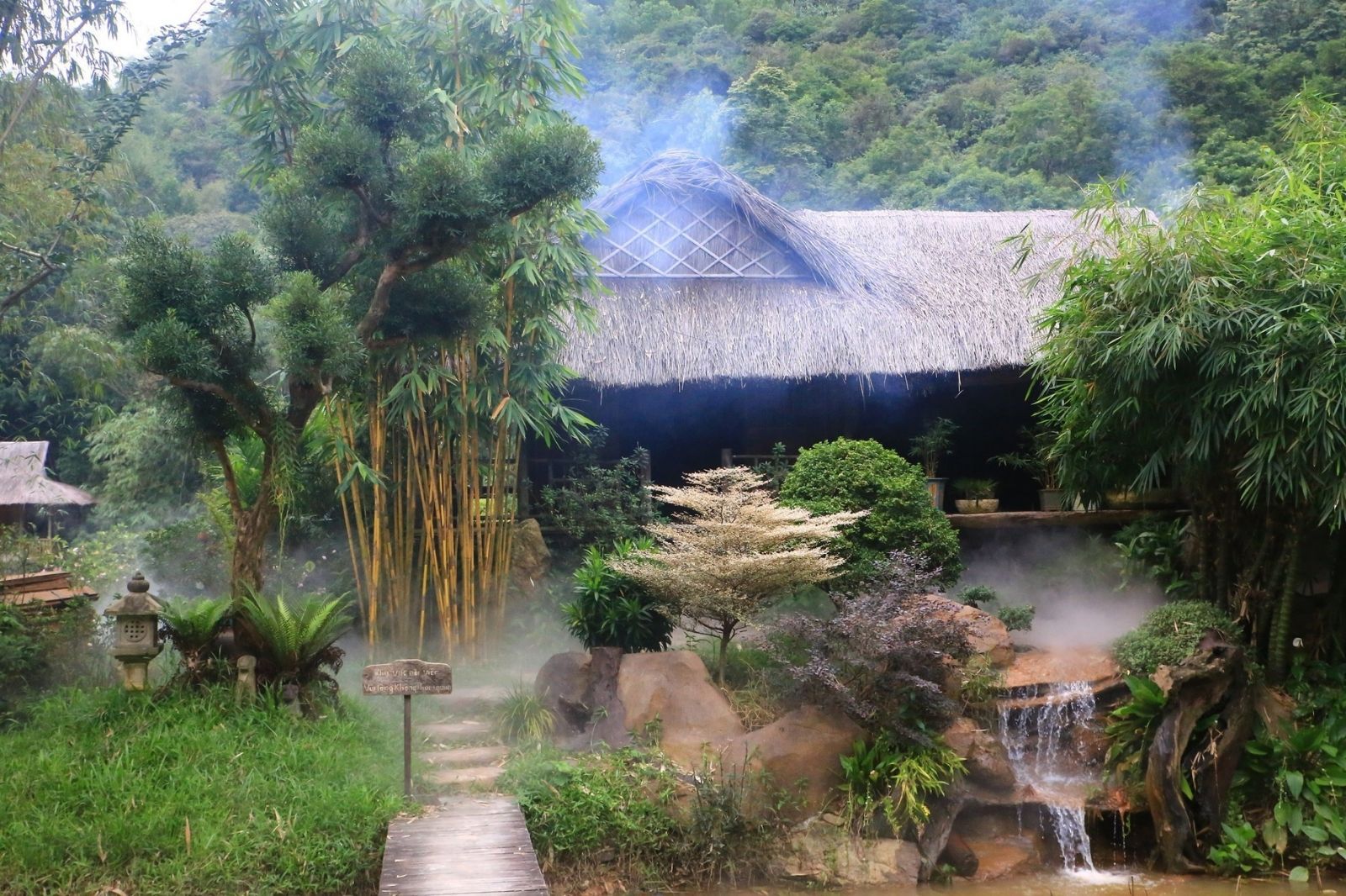 Không gian thanh tịnh và bình yên ở chùa 