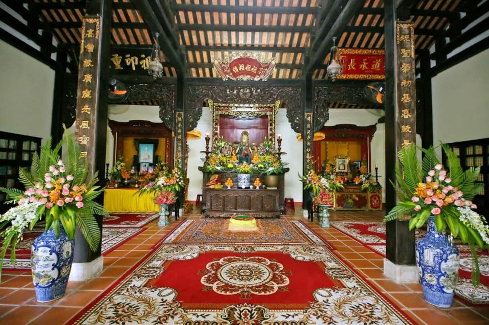 Không gian thờ tự bên trong chùa Chúc Thánh  