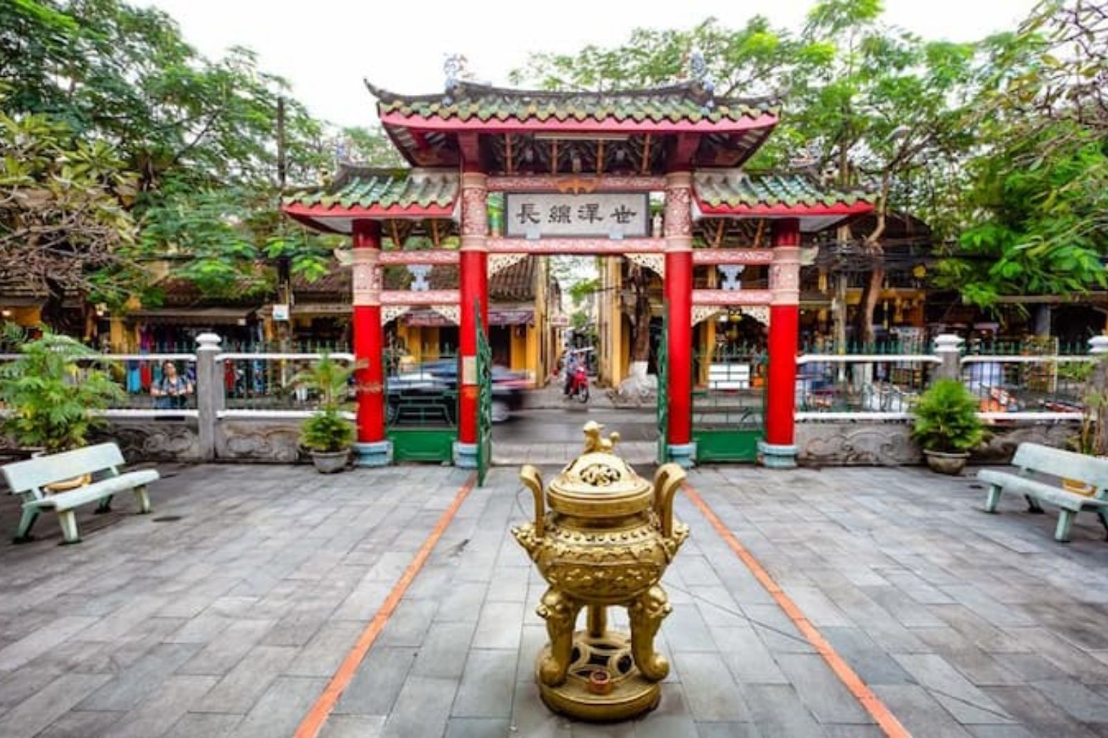 Giữ lịch sự trong không gian trang nghiêm  