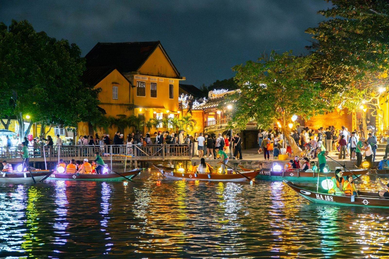 Không khí nhộn nhịp ở Hội An về đêm 