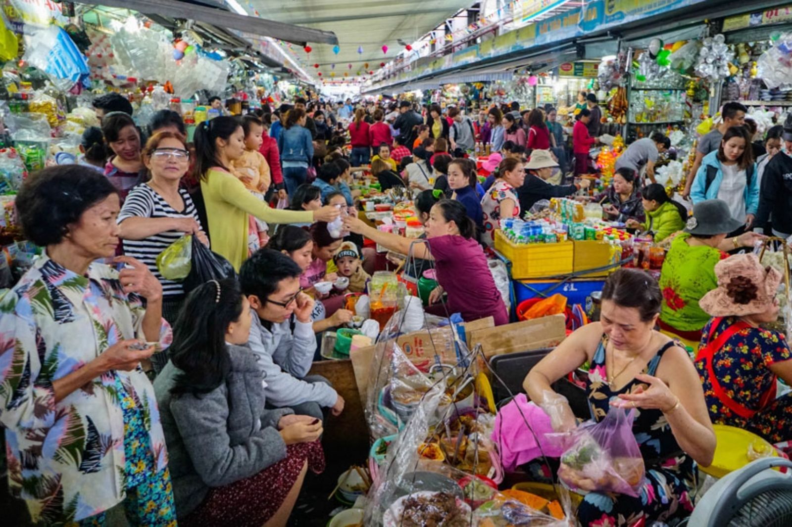 Không khí nhộn nhịp ở khu chợ mỗi buổi sáng