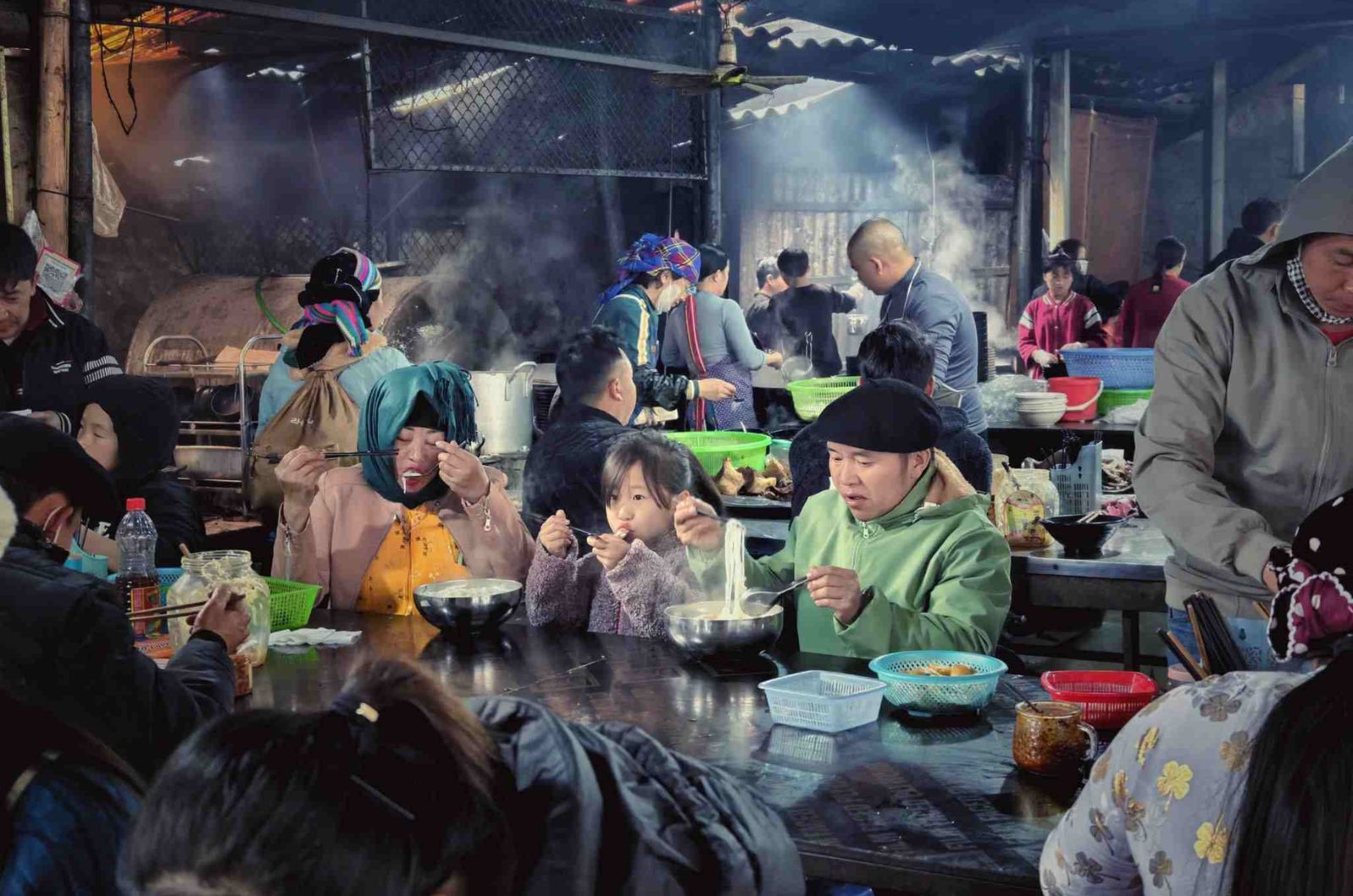 Ambiente matutino lleno de vida en el mercado