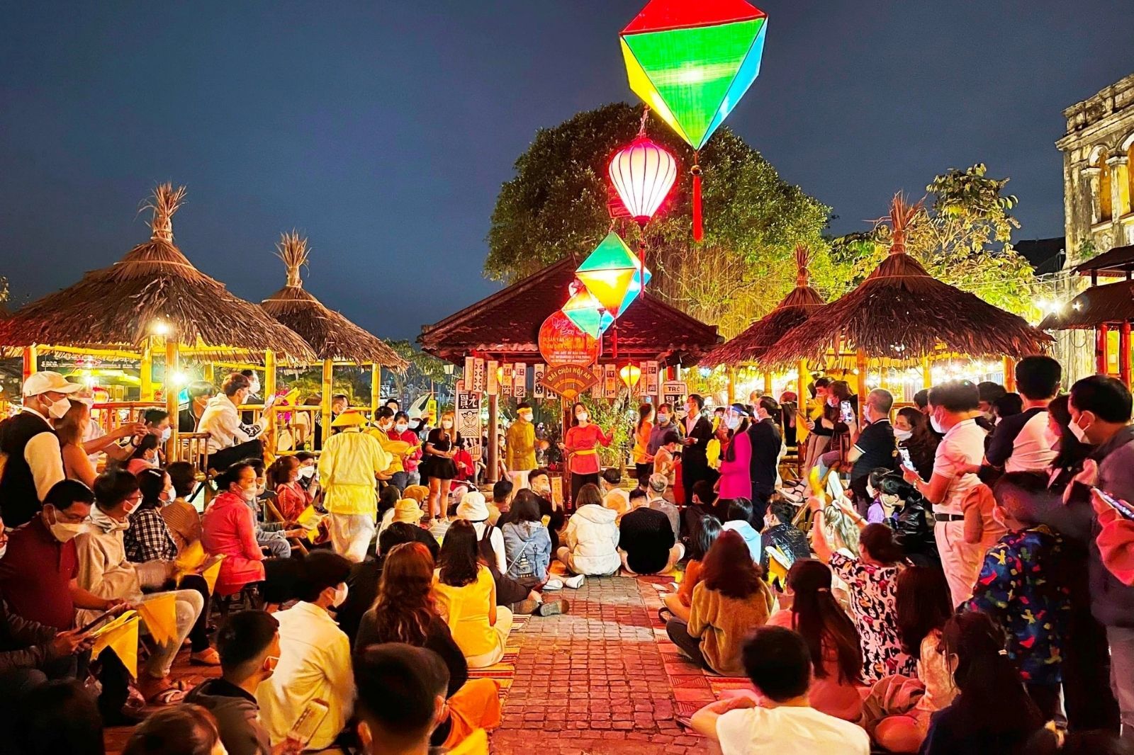 Không khí phố cổ Hội An nhộn nhịp về đêm  