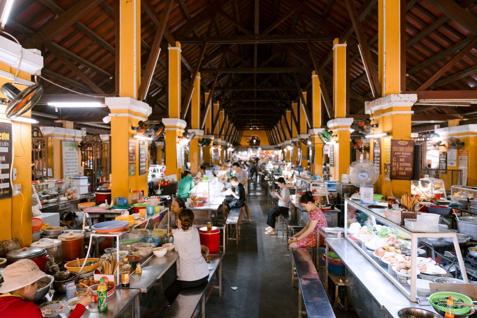 Khu ẩm thực bên trong chợ Hội An  