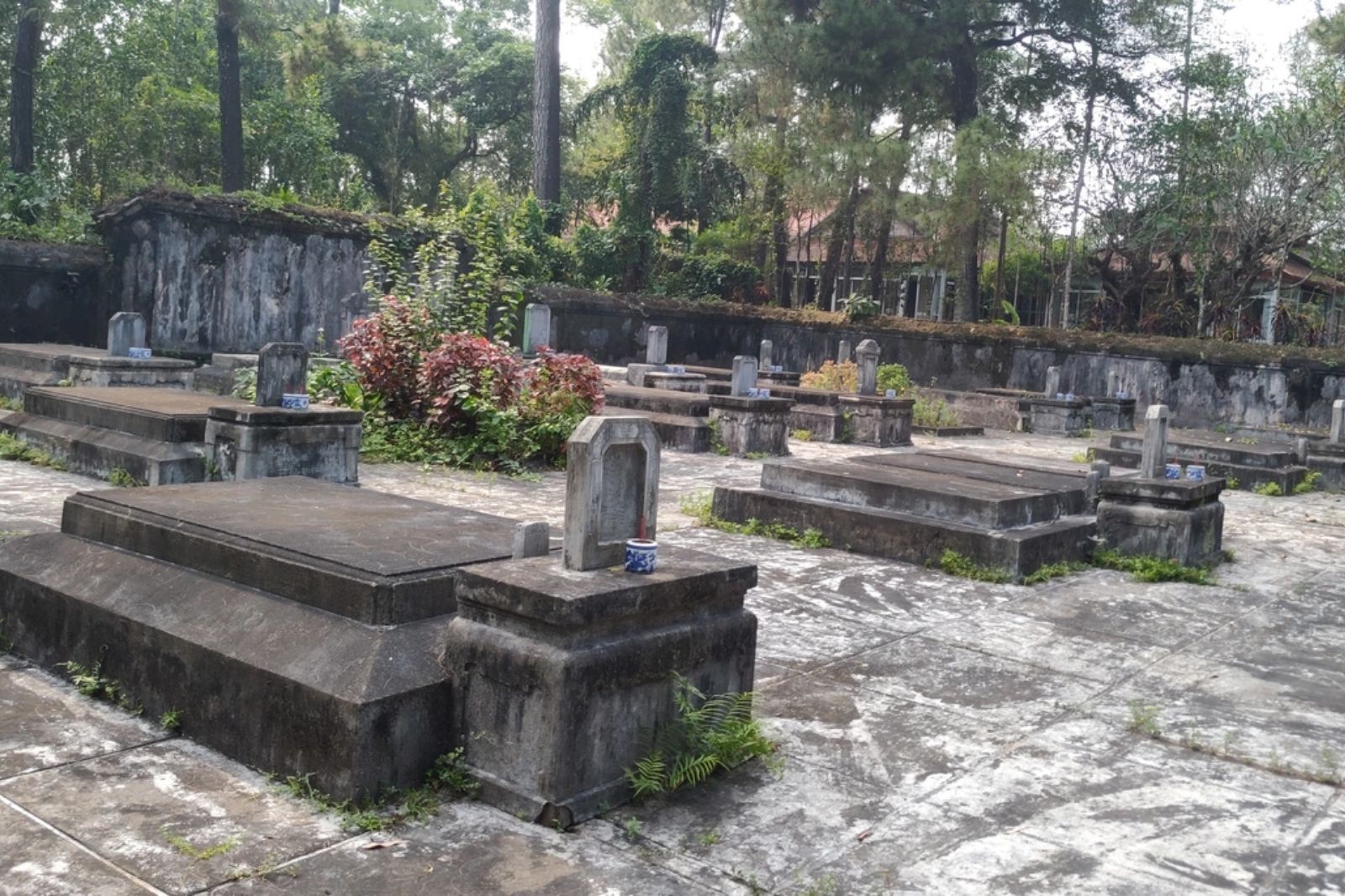 Khu mộ thái giám ở khuôn viên chùa Từ Hiếu  