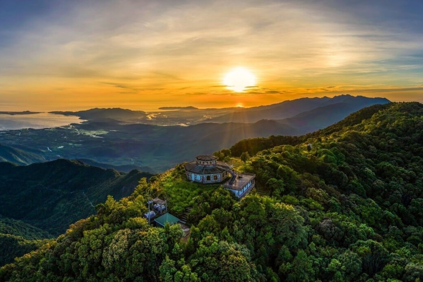 Khu vực ngoại ô là những địa điểm du lịch thiên nhiên  