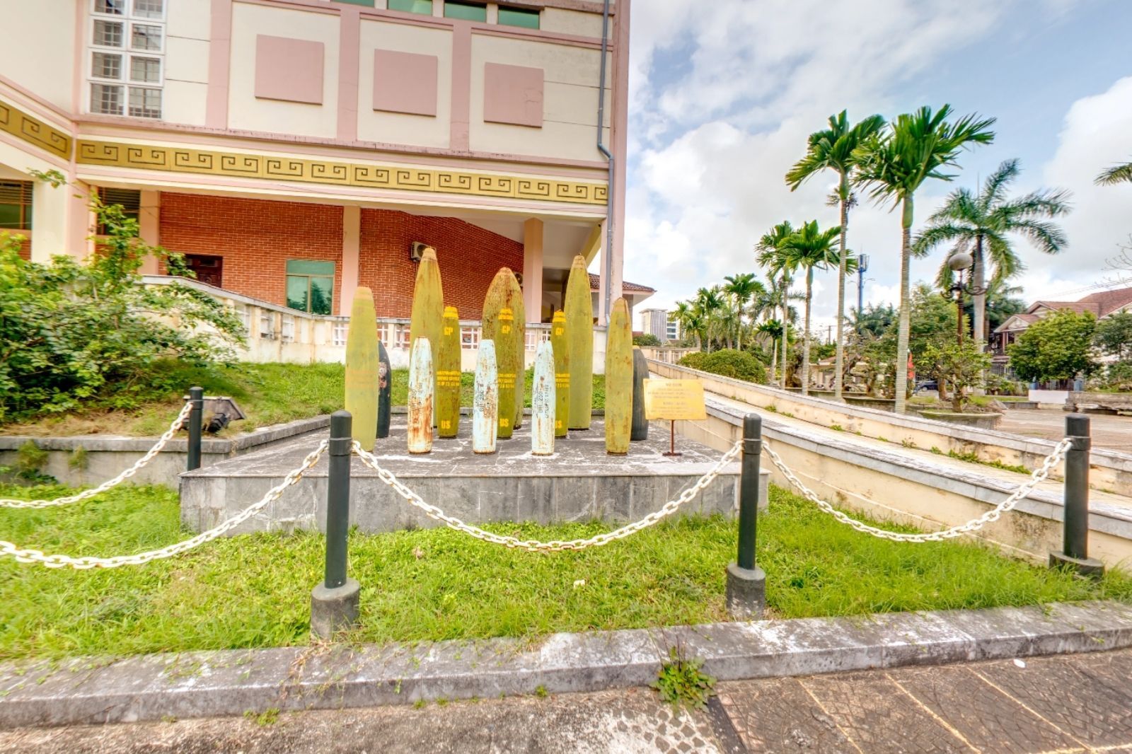 Khu vực trưng bày bên ngoài ở bảo tàng Quảng Trị 