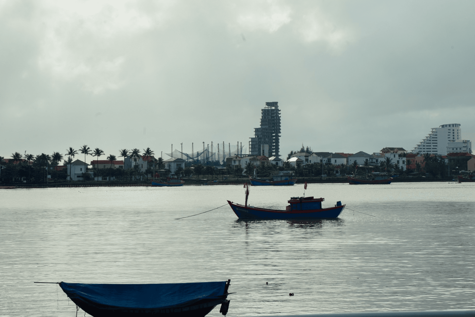 Khung cảnh bên sông Nhật Lệ