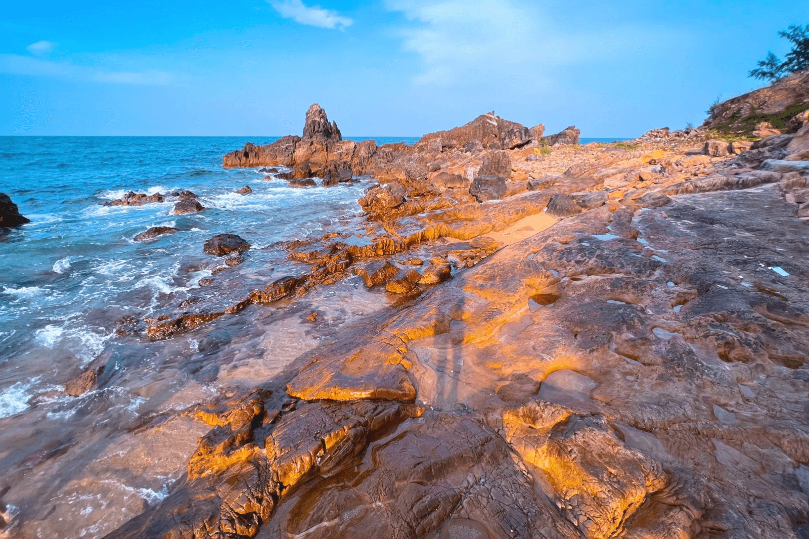 Khung cảnh bình yên ở biển Đá Nhảy