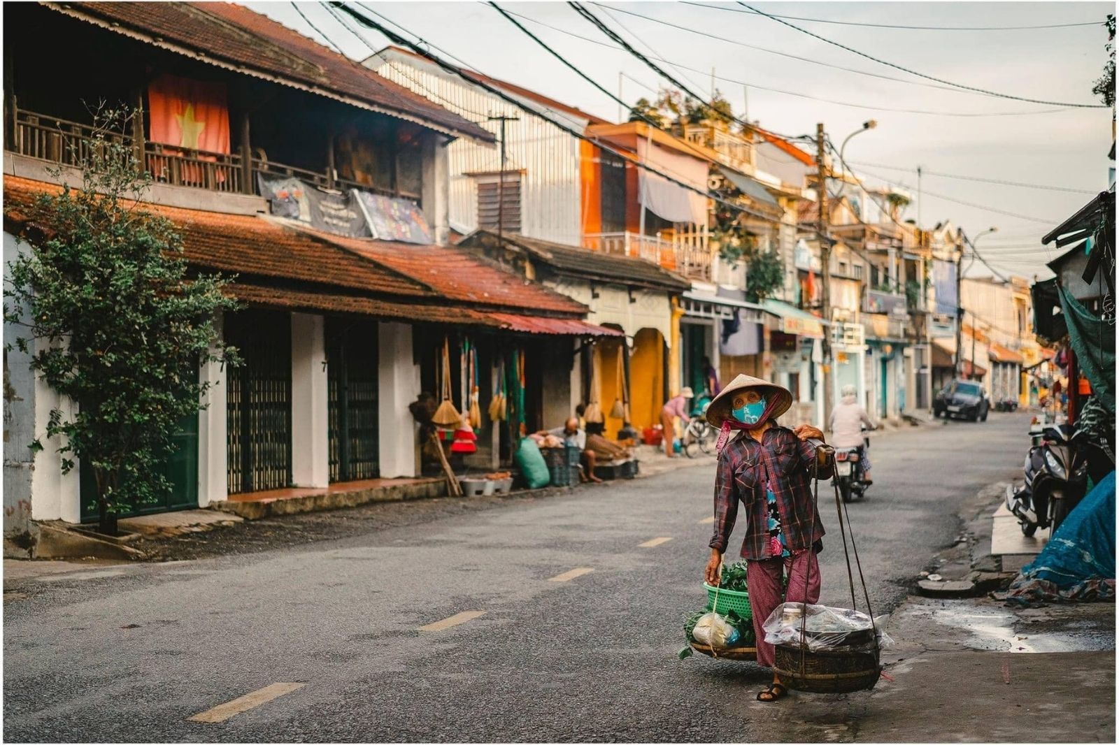 Khung cảnh cuộc sống hàng ngày ở phố cổ Bao Vinh
