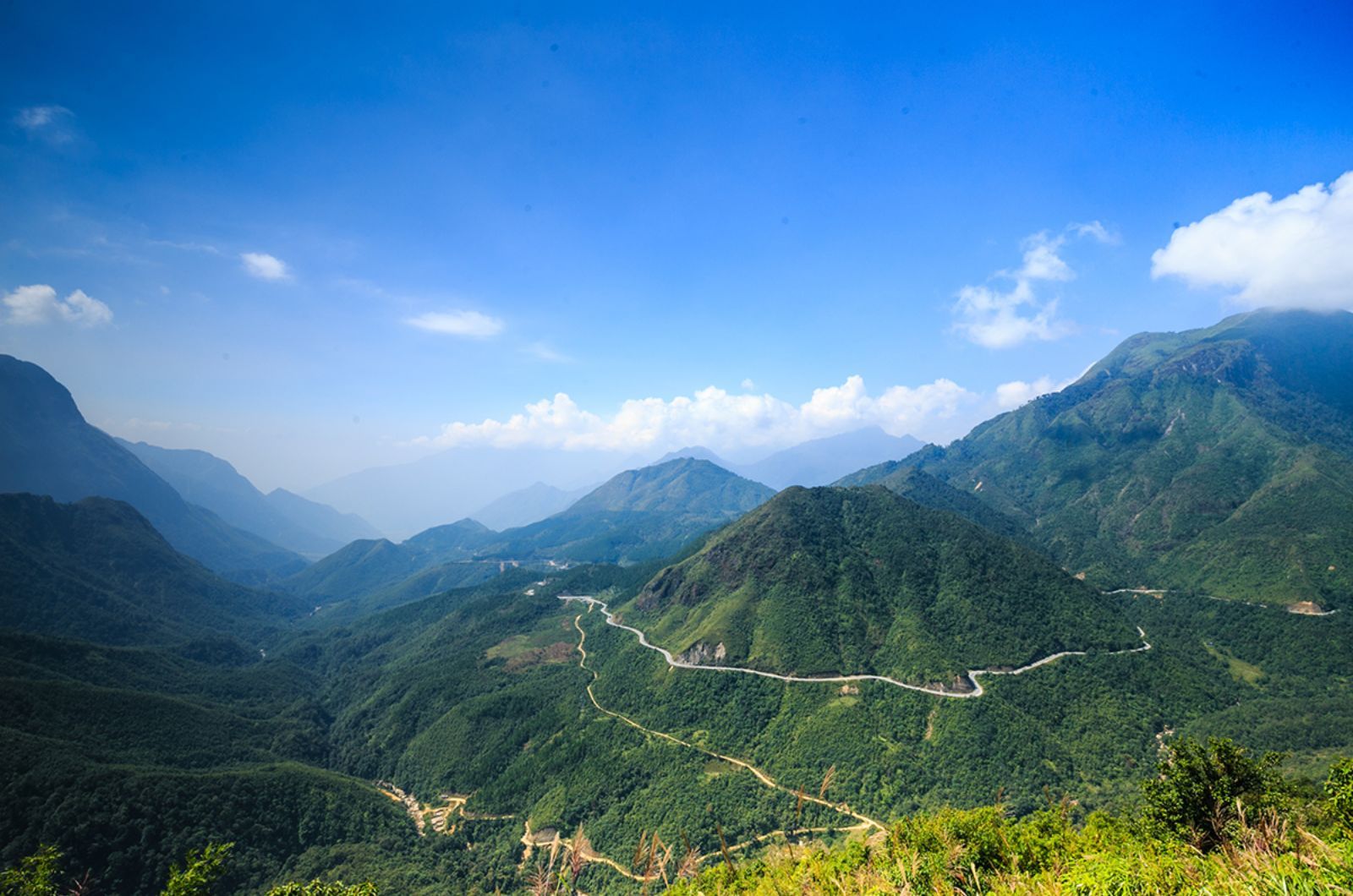 Khung cảnh hùng vĩ của đèo Ô Quy Hồ 