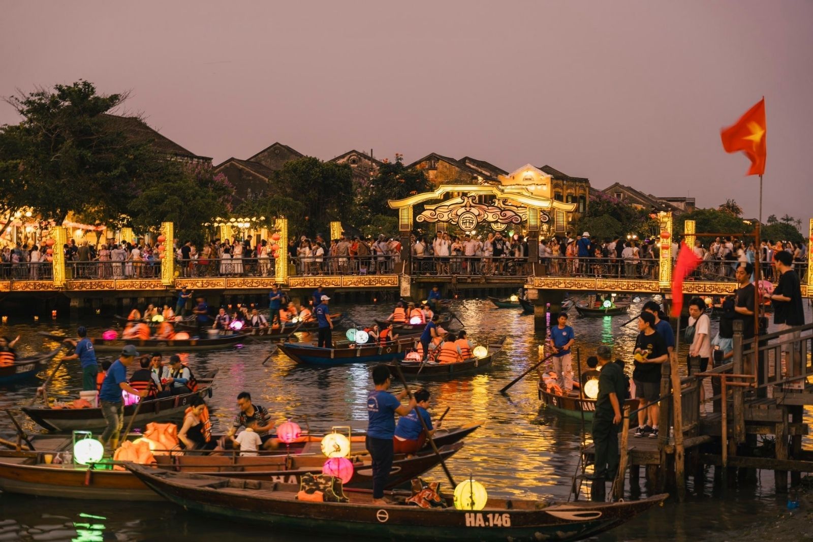 Khung cảnh nhộn nhịp bên sông Hoài  