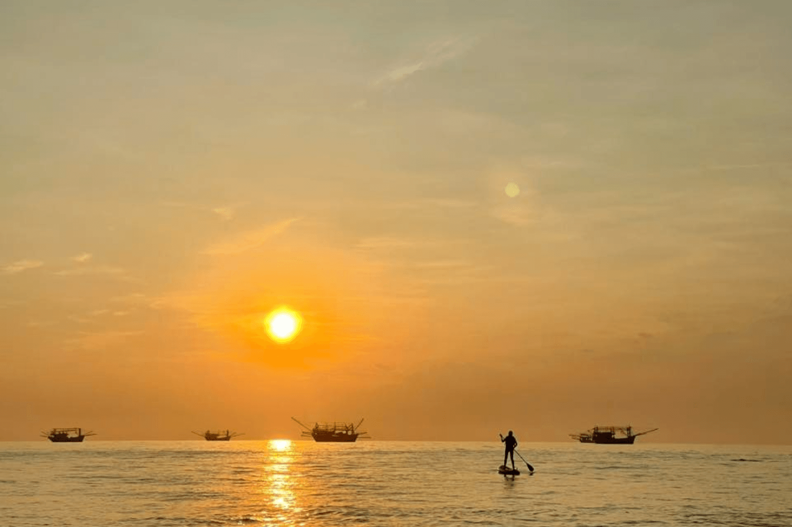Khung cảnh sớm mai trên biển Nhật Lệ  