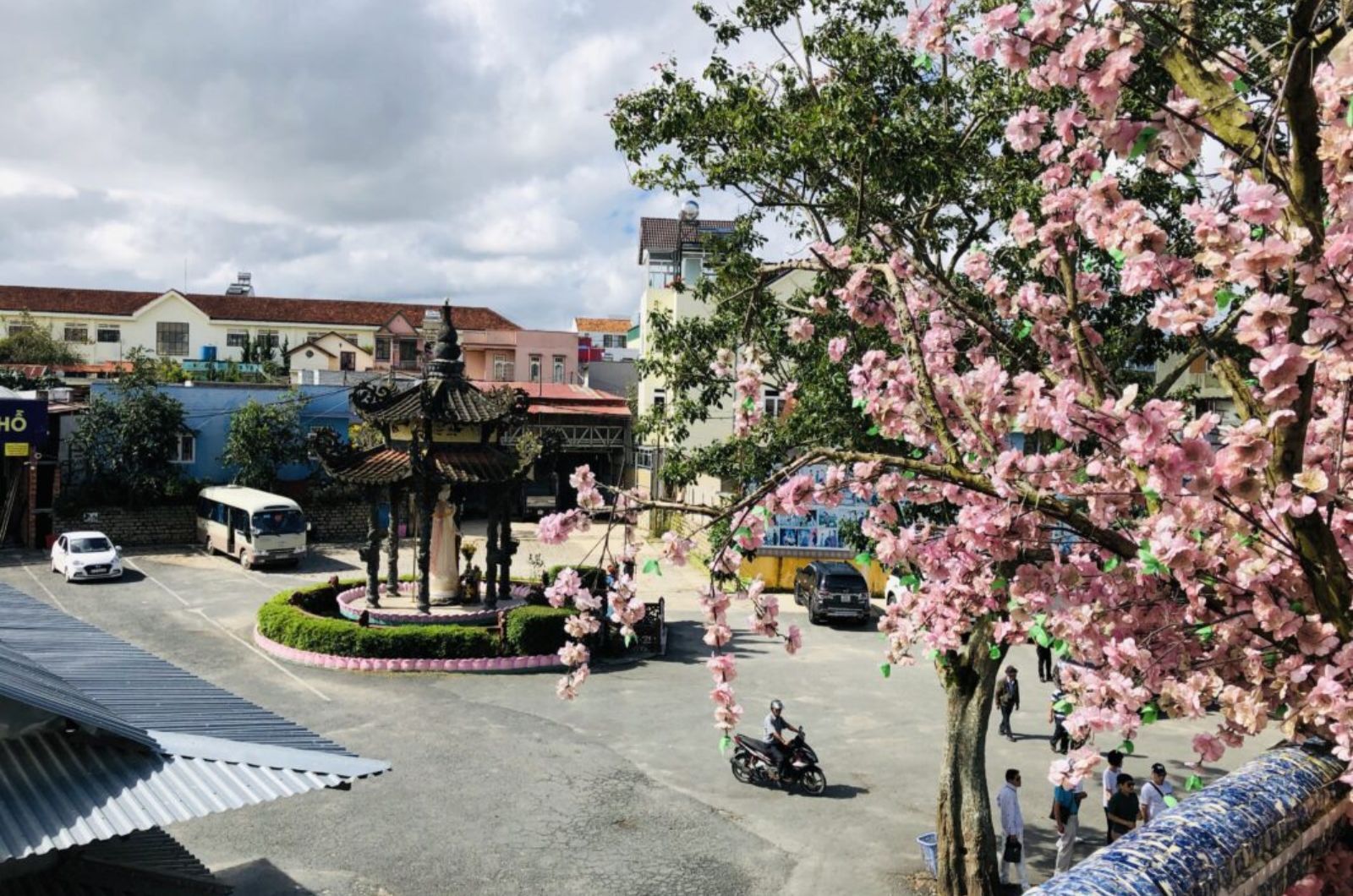 Khuôn viên chùa Linh Phước