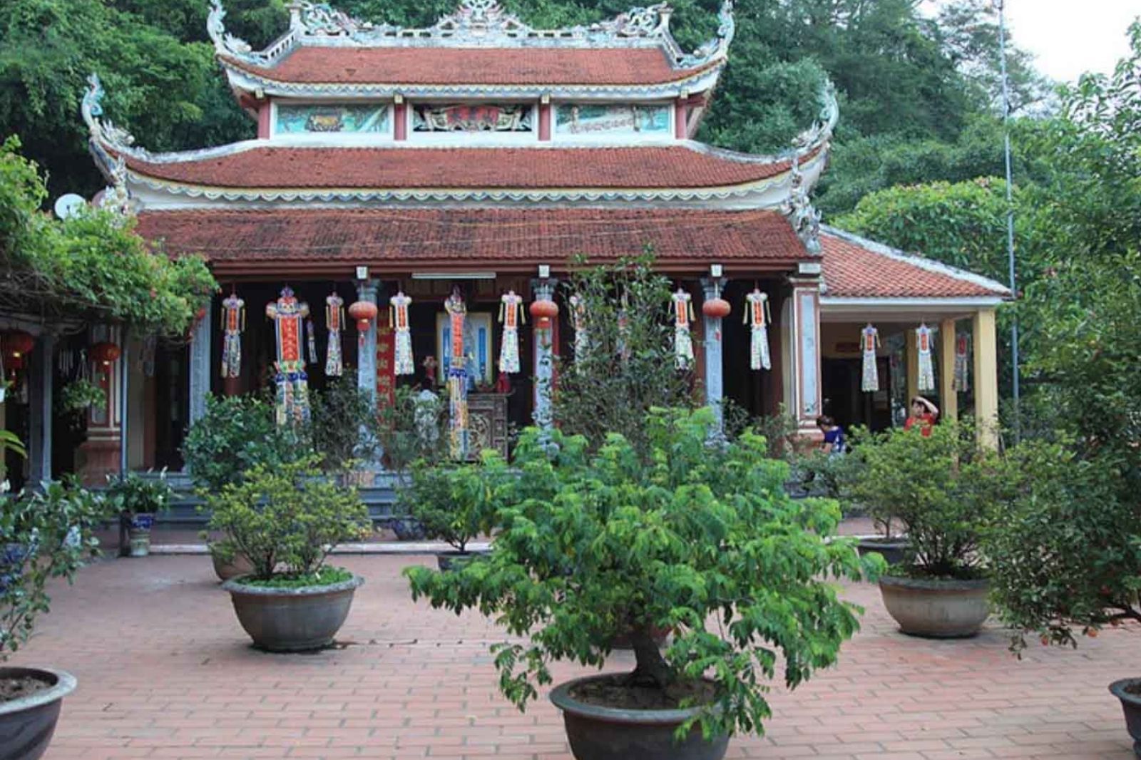 Khuôn viên đền thờ 