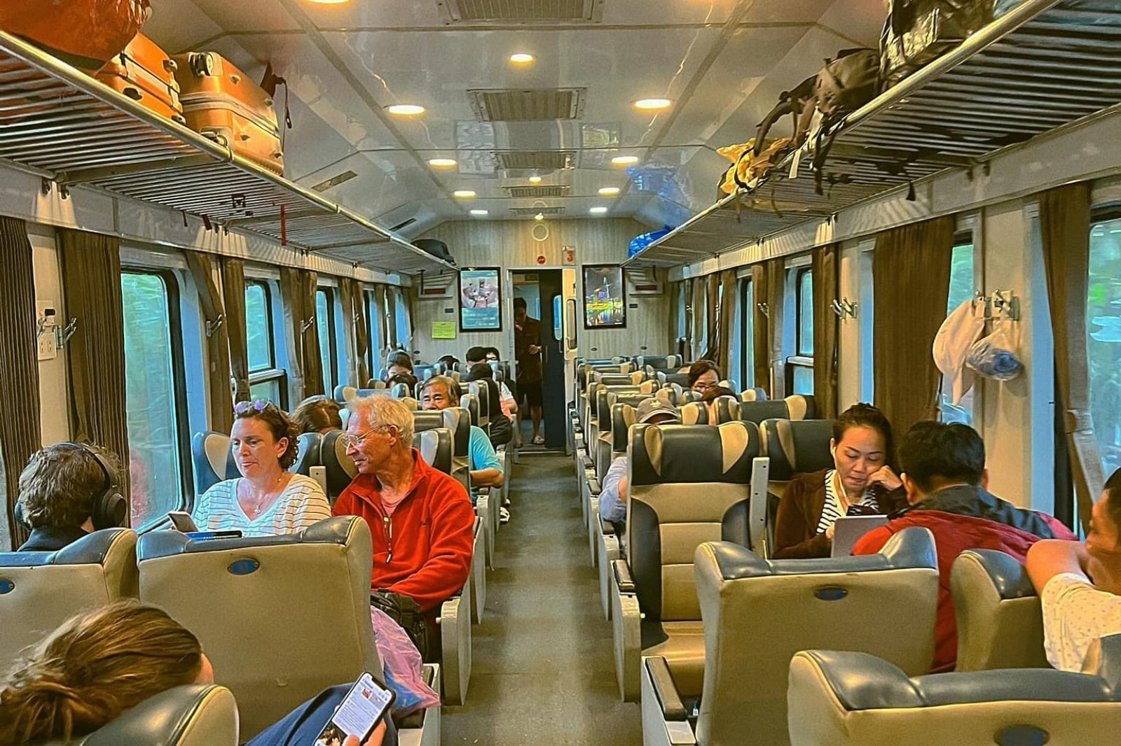 Kiểm tra giấy tờ làm thủ tục lên tàu