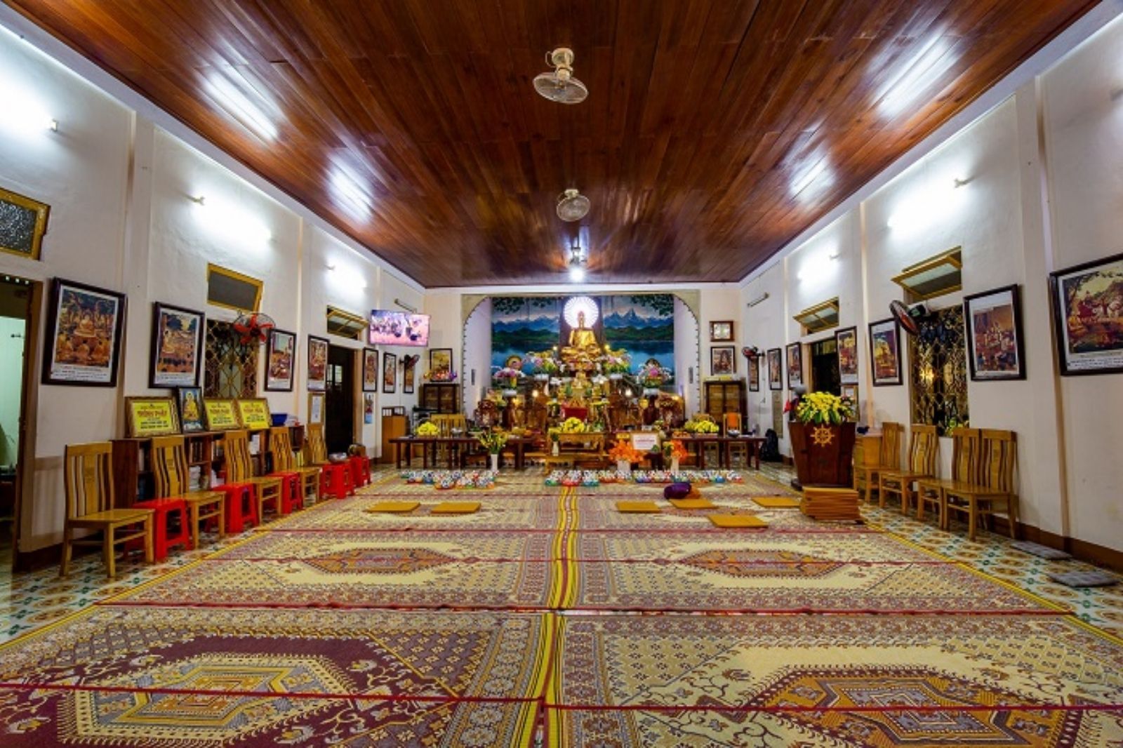 Chùa được thiết kế theo kiến trúc Miến Điện và Thái Lan