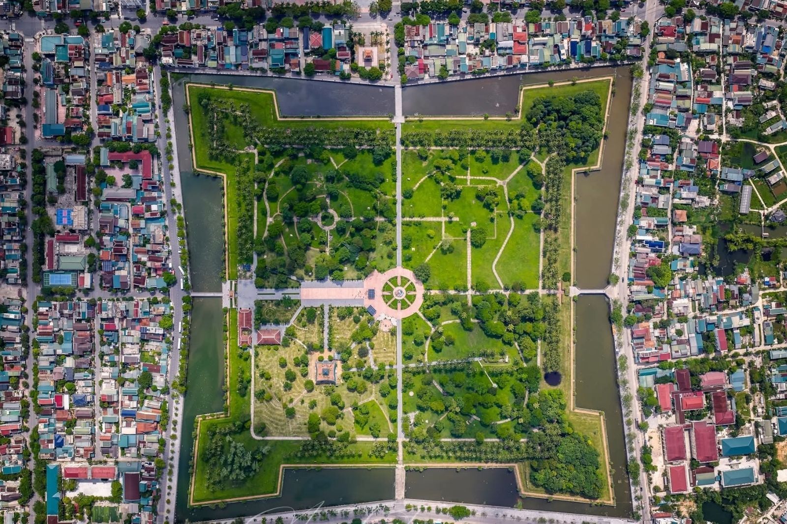 Kiến trúc hình vuông đặc trưng 