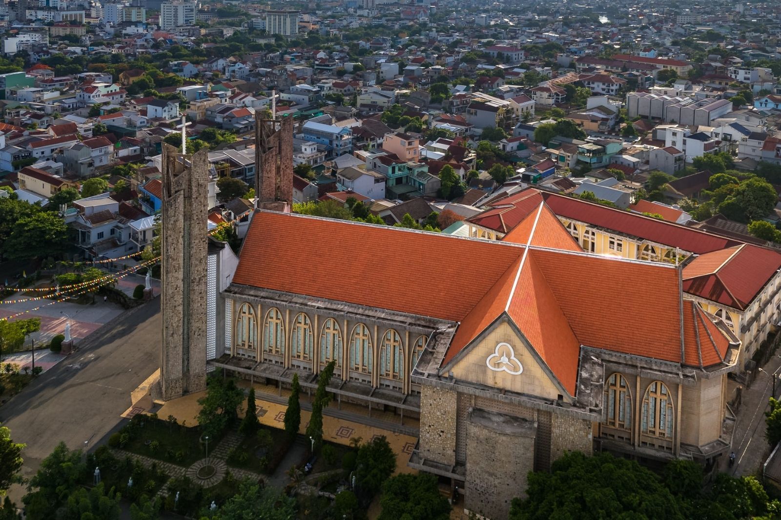 Kiến trúc mặt ngoài của Nhà thờ Phủ Cam