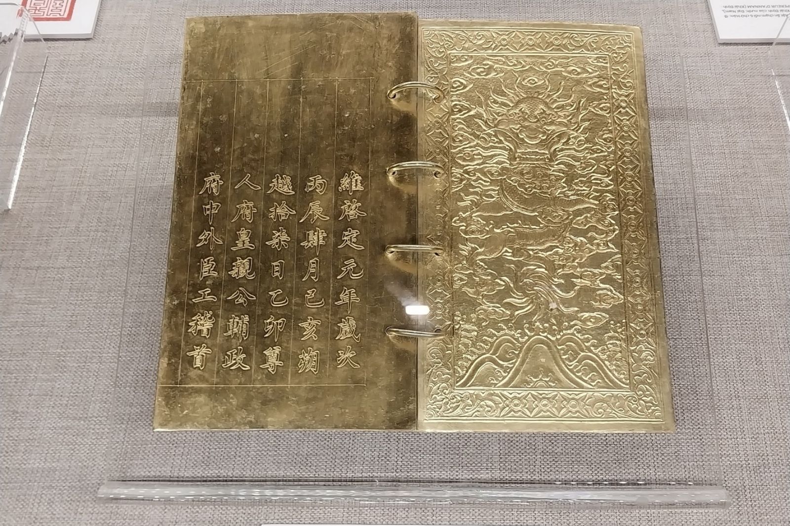 Kim sách bằng bạc mạ vàng 