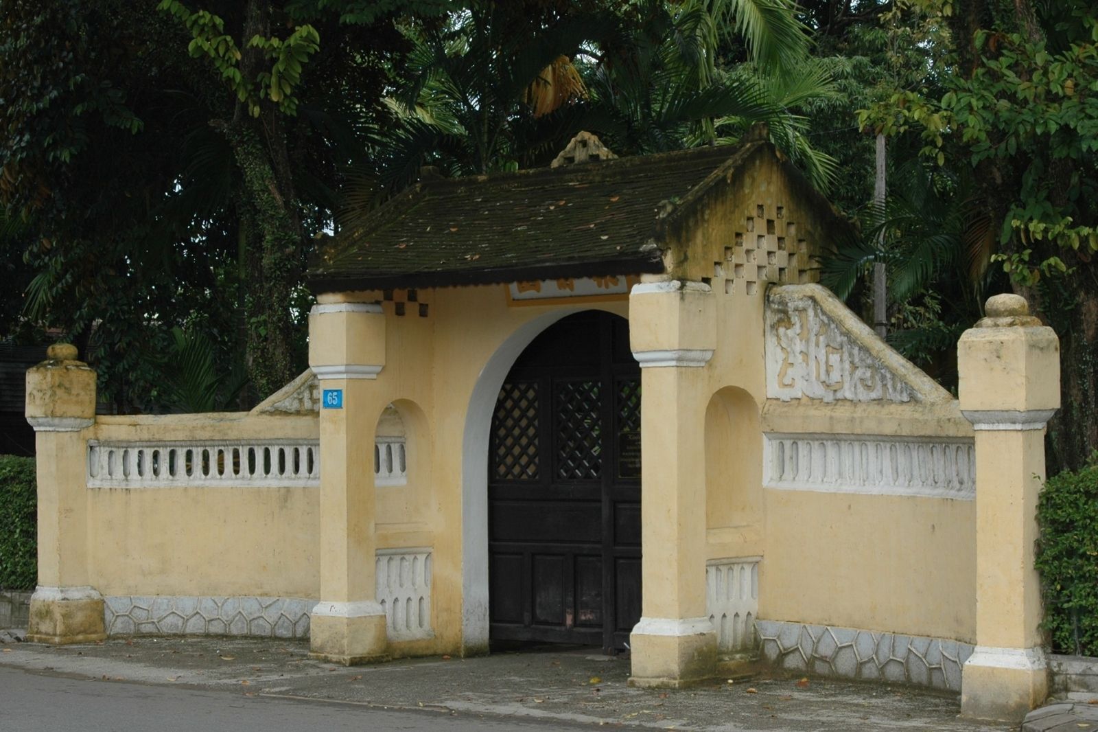 Lạc Tịnh Viên nằm trên đường Phan Đình Phùng