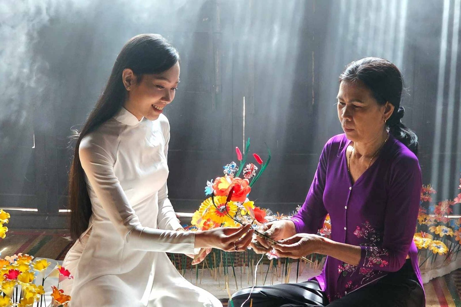 Làm hoa giấy Thanh Tiên đòi hỏi sự tỉ mỉ và phải khéo léo