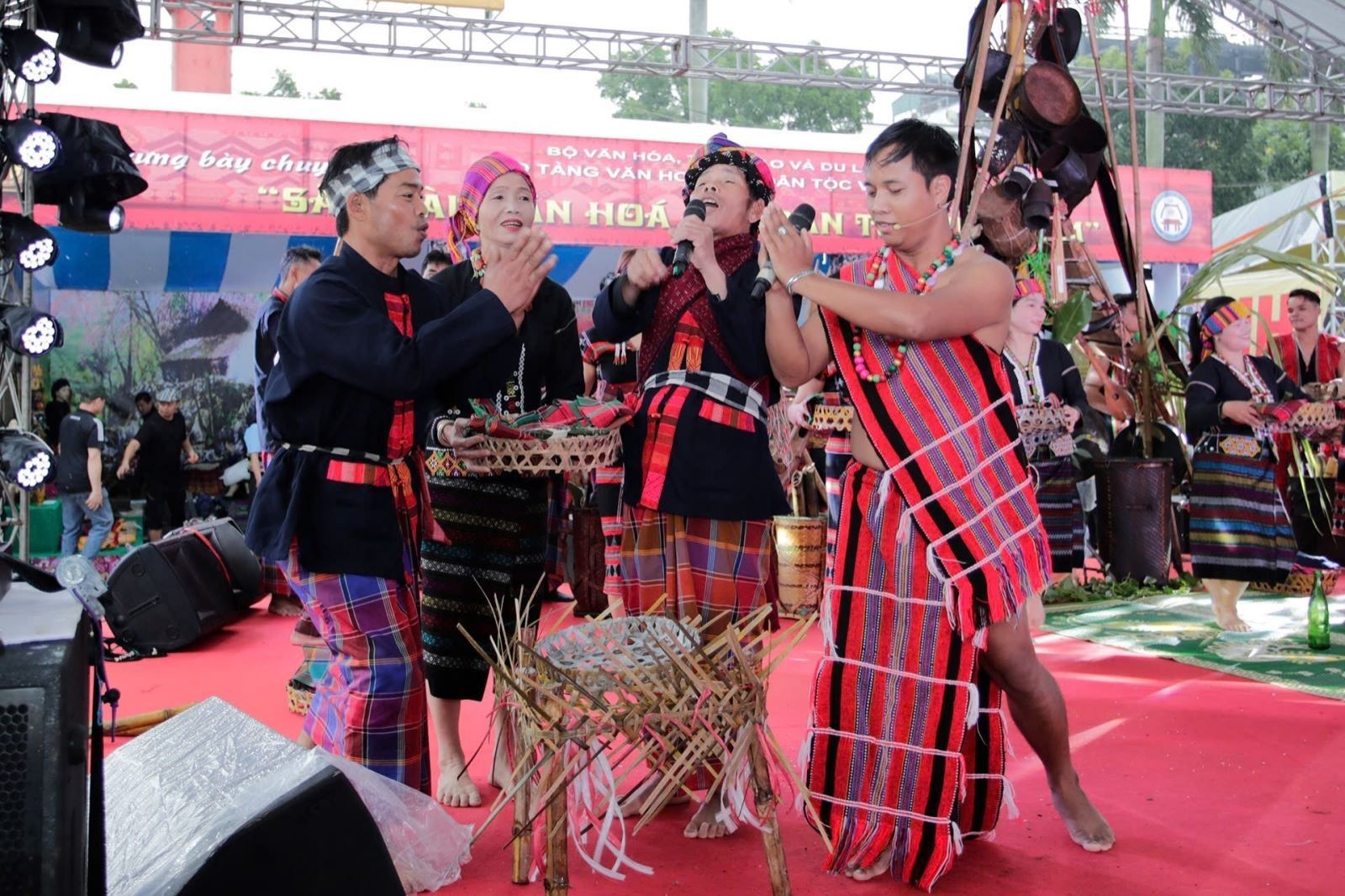 Làm lễ và dâng lễ cúng