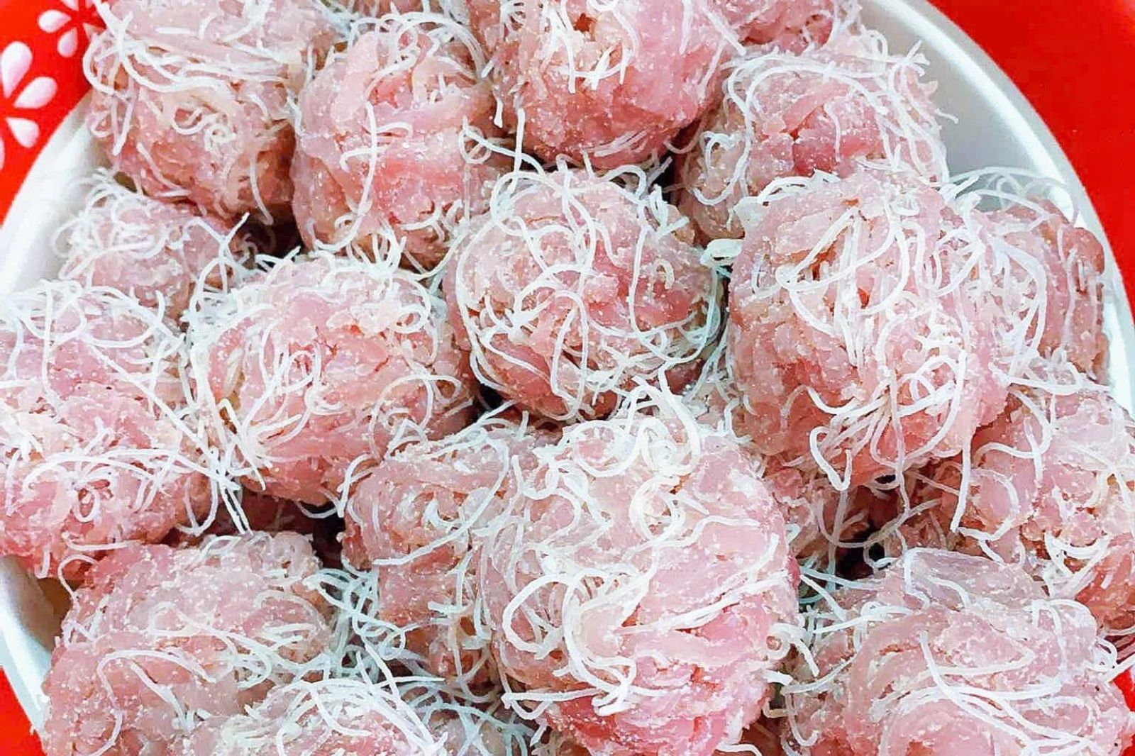 Thịt lợn được trộn chung với bì và các gia vị