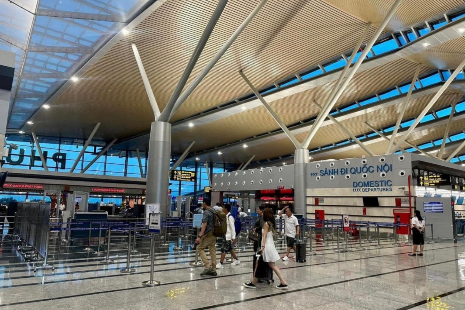 Nên đến sớm để làm thủ tục trước khi bay