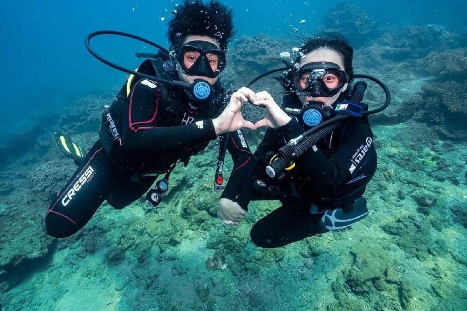 Lặn ngắm san hô bằng bình khí 