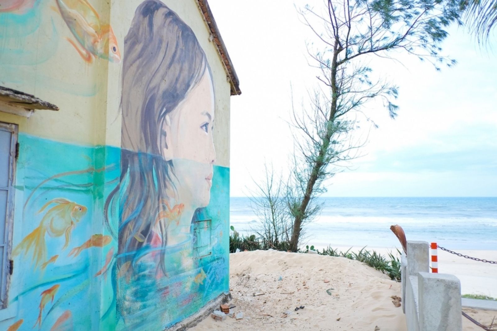 Làng bích họa Tam Thanh giáp với biển  