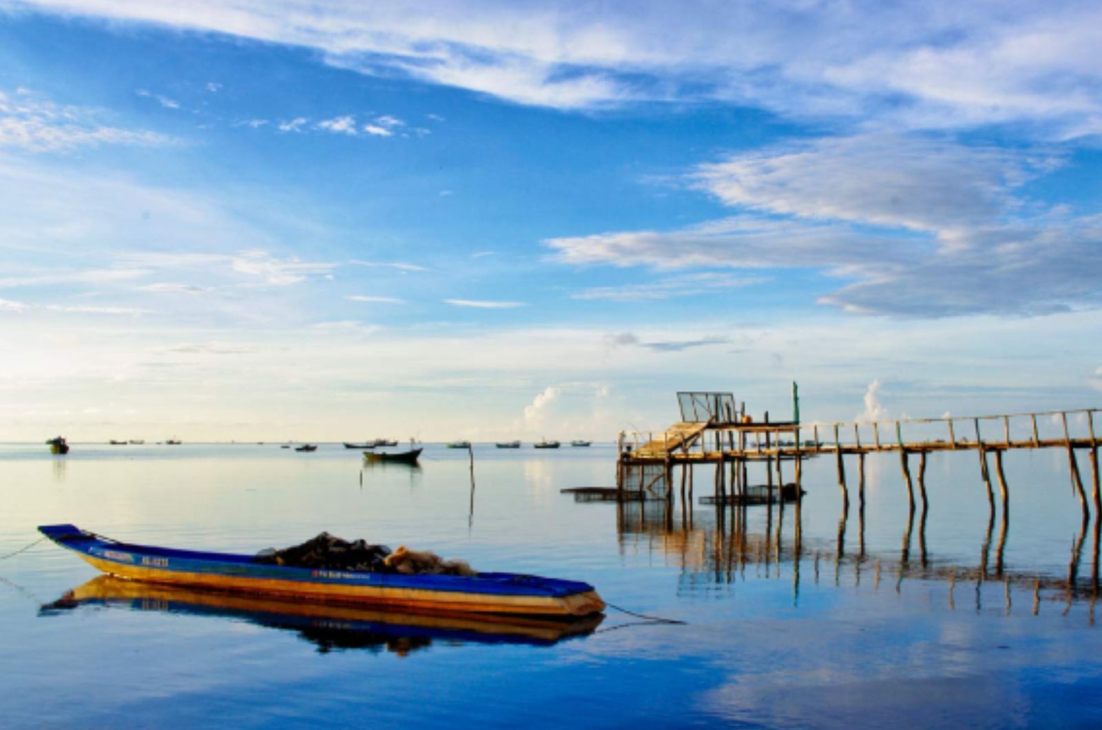 Làng chài Rạch Vẹm nằm sát bờ biển  