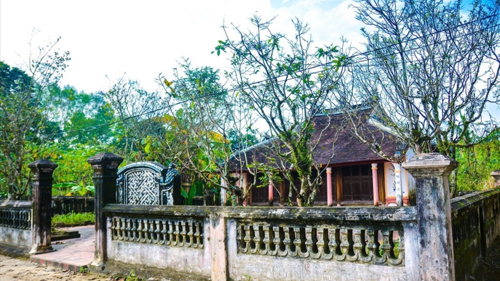 Die Atmosphäre historischer Häuser im alten Dorf Phuoc Tich.