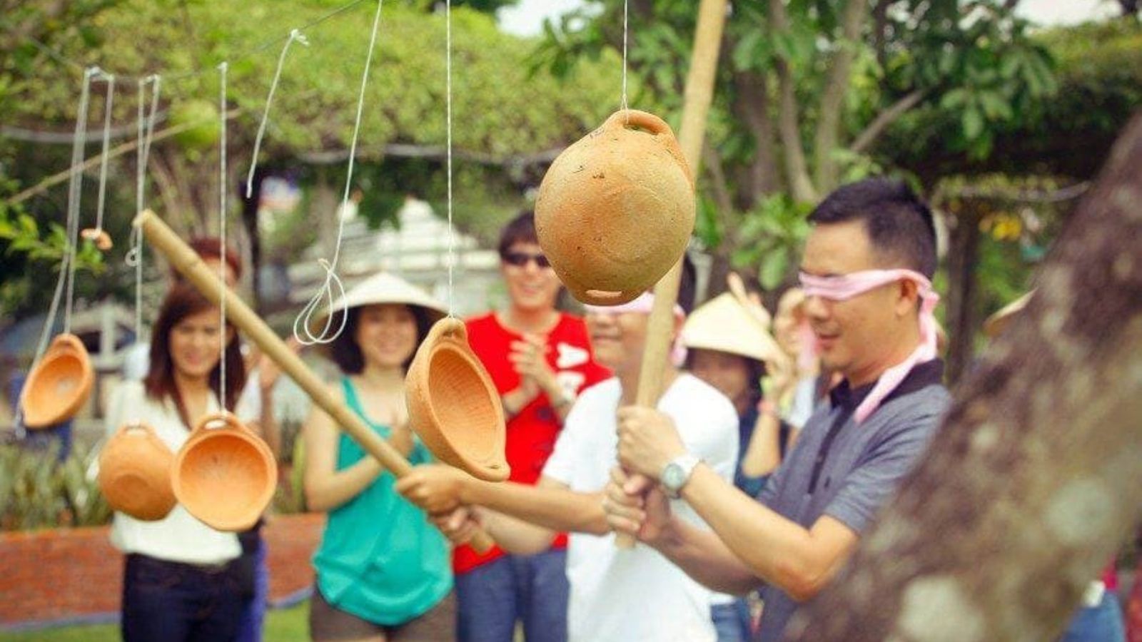 Besucher bei traditionellen Spielen im Dorf Phuoc Tich.