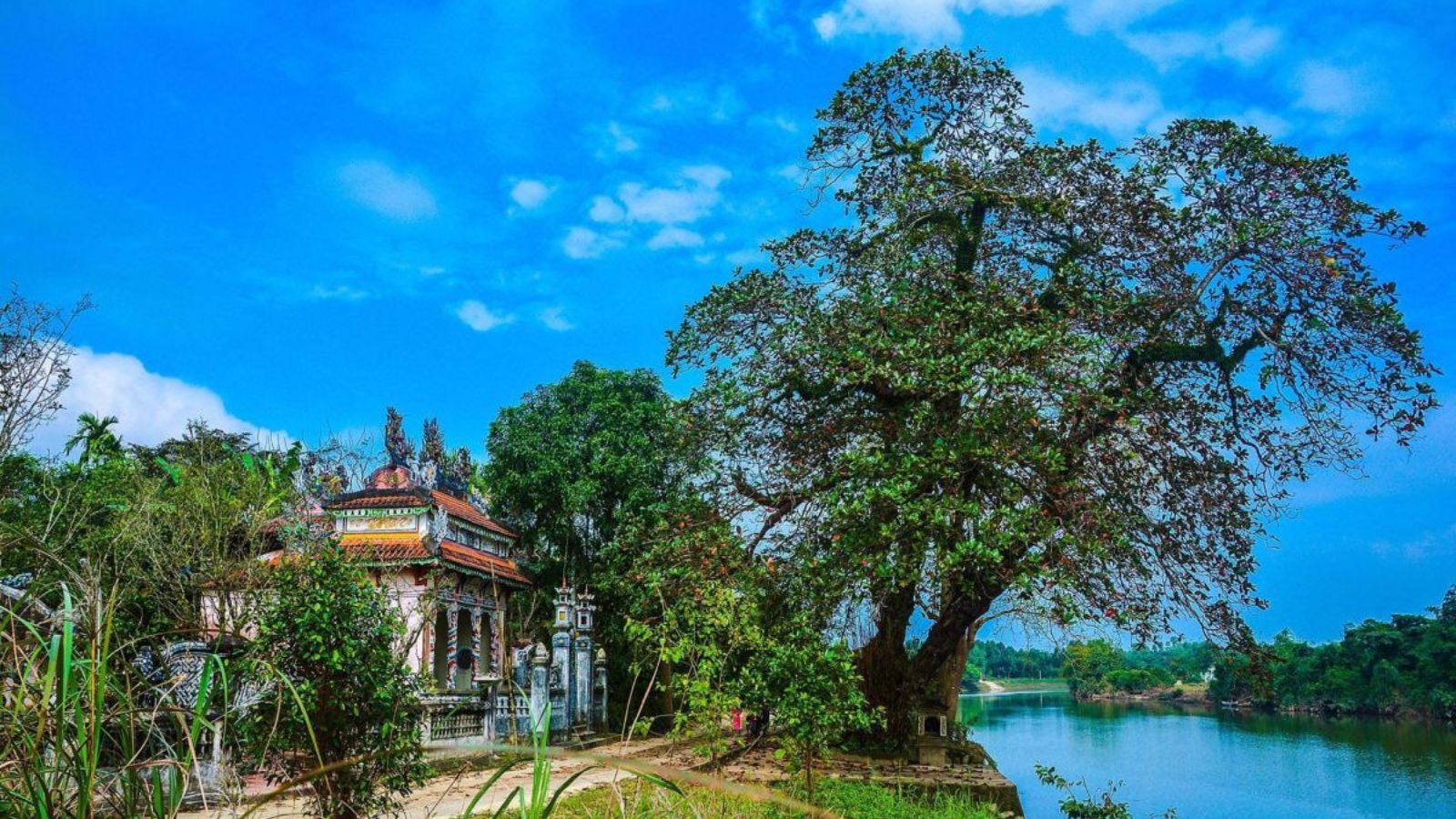 Die friedliche Kulisse des Töpferdorfs Phuoc Tich am Fluss O Lau.