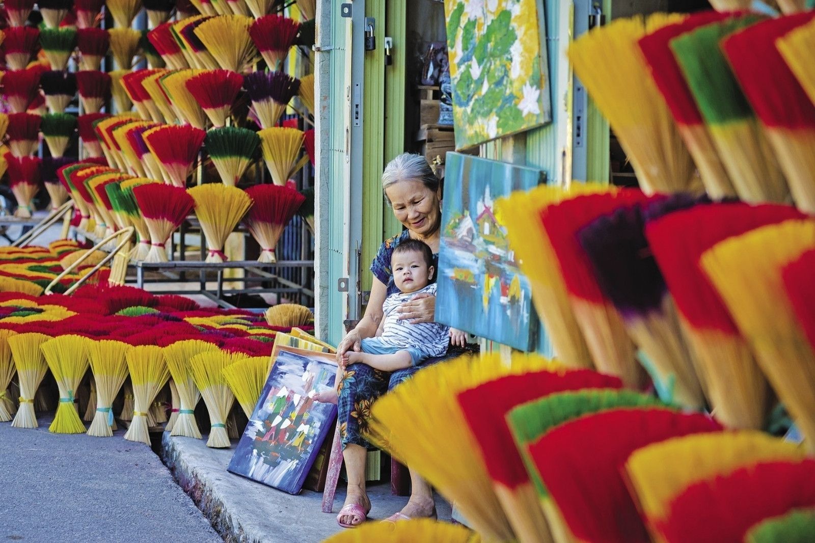 Du khách thường đến làng hương Thủy Xuân vào mùa hè