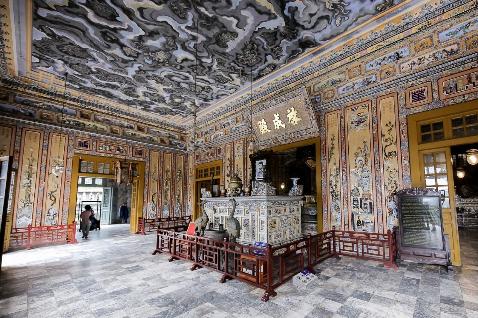 Lăng Khải Định hay còn gọi là Ứng Lăng 