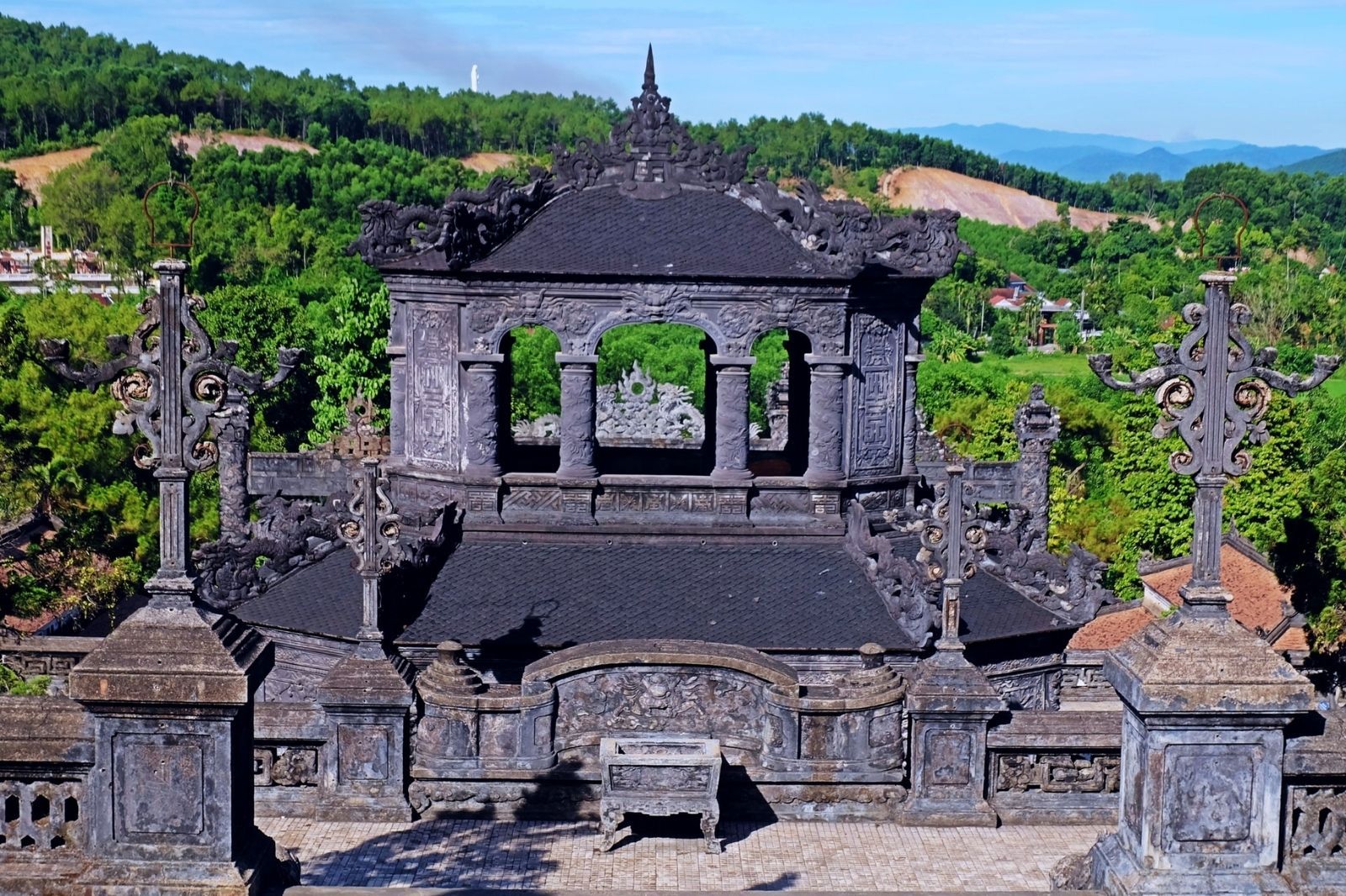 Lăng Khải Định nổi bật với vẻ cổ kính và hoa văn độc đáo 