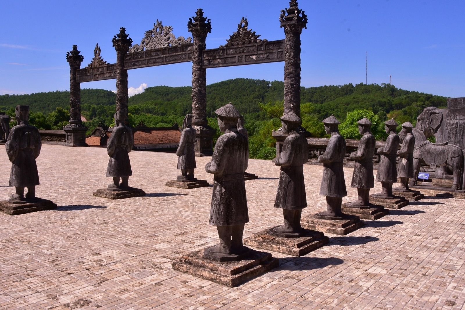 Lăng Khải Định phản ánh sự giao thoa văn hóa Đông Tây 