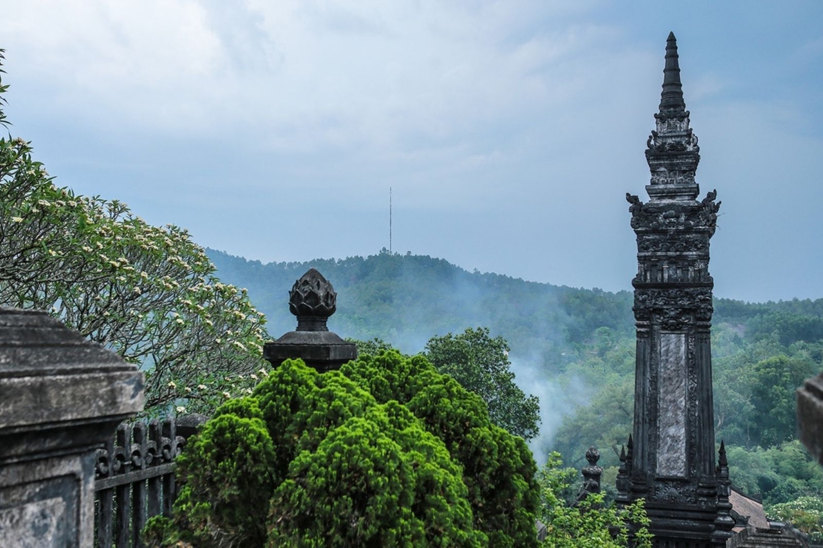 Lăng Khải Định trở thành địa điểm tham quan thu hút đông đảo du khách